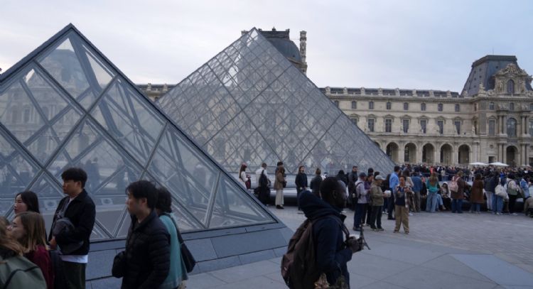 Reabre el Museo Louvre tres días después del robo de joyas de la corona francesa