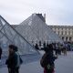 Reabre el Museo Louvre tres días después del robo de joyas de la corona francesa