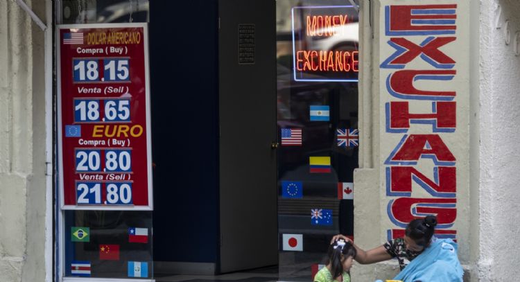 Peso gana tras datos de inflación