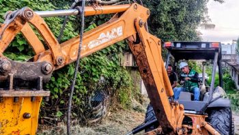 Alcalde de Emiliano Zapata se sube a excavadora para “trabajar” y derriba un poste frente a vecinos