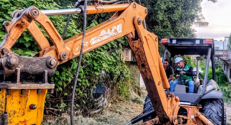 Alcalde de Emiliano Zapata se sube a excavadora para “trabajar” y derriba un poste frente a vecinos
