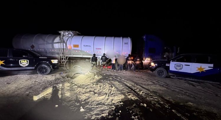 Descubren a dos huachicoleros ordeñando ducto de Pemex en Coahuila