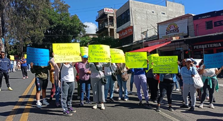 Bloquean la México-Cuernavaca: exigen relevo de docentes en primaria de Santa María Ahuacatitlán