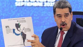 Maduro afirma que EU está inventando una guerra mientras se acerca un portaviones