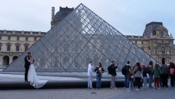 Detienen a sospechosos por robo de joyas de la corona del Louvre de París