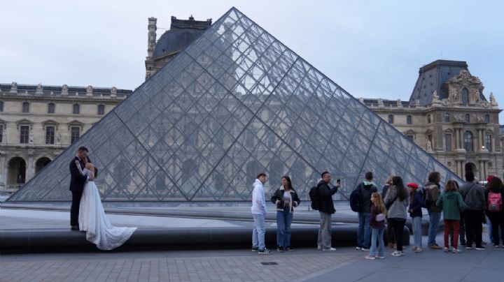 Detienen a sospechosos por robo de joyas de la corona del Louvre de París