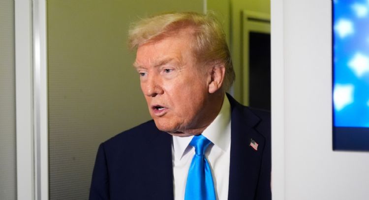 Trump amenaza a Canadá con gravamen adicional del 10% por no retirar comercial contra aranceles