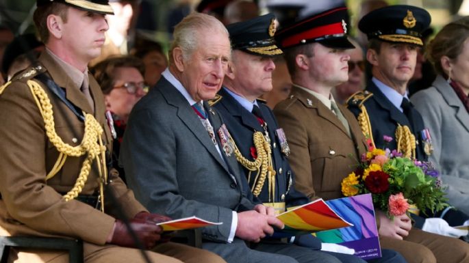 El rey Carlos III dedica el primer monumento nacional británico a las tropas LGBTTTIQ+