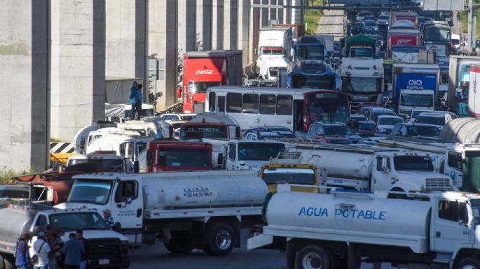 Caos vial en CDMX y Edomex por bloqueo de pipas tras operativo contra “huachicol del agua”