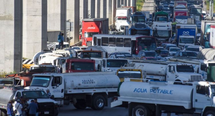 Caos vial en CDMX y Edomex por bloqueo de pipas tras operativo contra “huachicol del agua”
