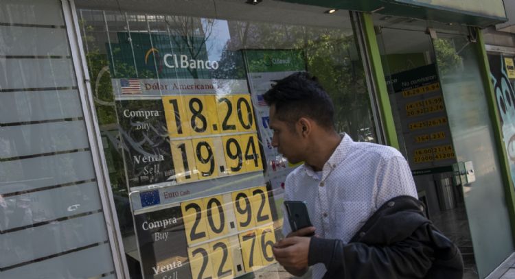 Dólar se debilita por incertidumbre en la Fed