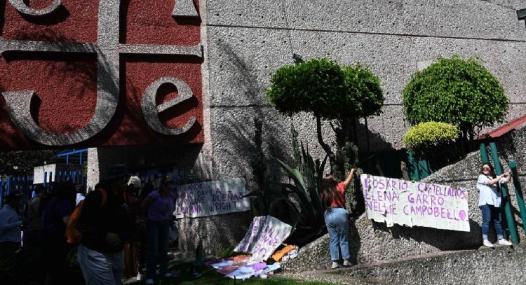 Poetas, narradoras, académicas y activistas exigen la destitución de Paco Ignacio Taibo del FCE