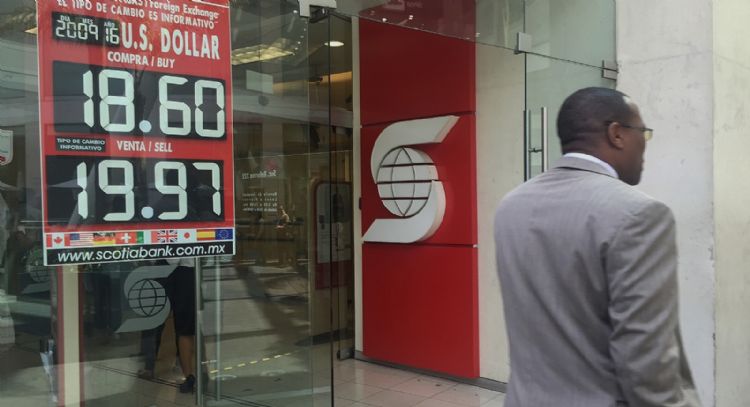 Peso se debilita ante expectativa de ajustes en política monetaria de Estados Unidos