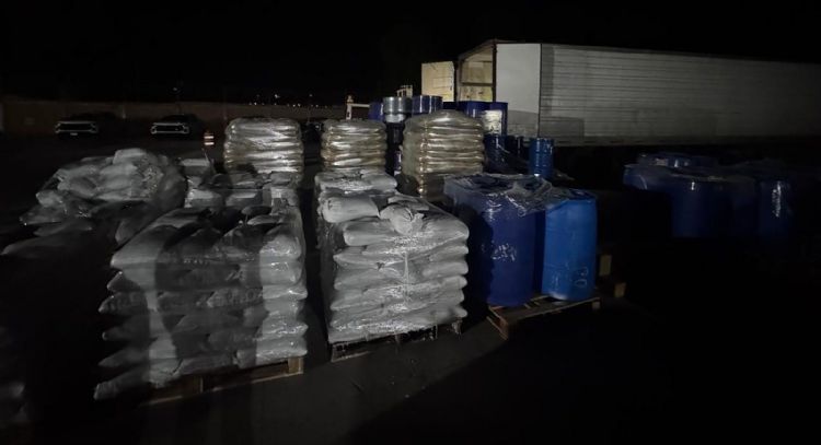 Aseguran tractocamión con más de 13 toneladas y 13 mil 400 litros de precursores químicos en Durango