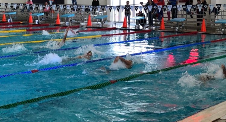 Adeudan a nadadores mexicanos que participan en competencias de exhibición
