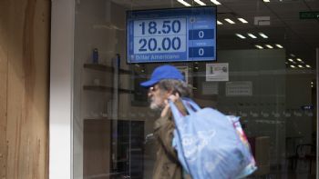 Peso pierde tras caída del PIB de México