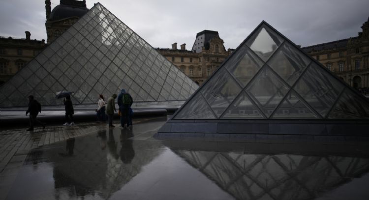 Detienen a otras cinco personas vinculadas al robo de joyas en el Louvre