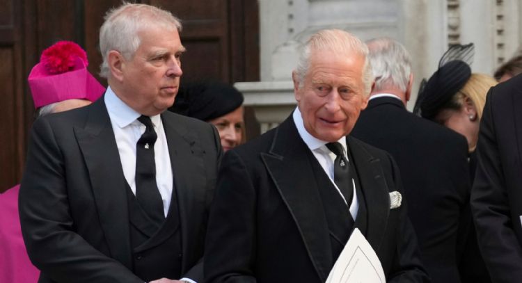 El rey Carlos III retira títulos a príncipe Andrés y lo desaloja de residencia real