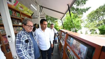 Feministas protestan durante visita de Paco Ignacio Taibo II a Chiapas