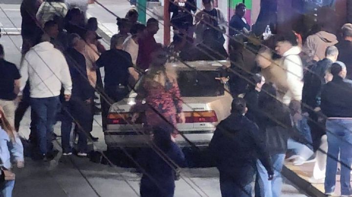 Automovilista embiste a espectadores de desfile del Día de Muertos en Moroleón (Video)