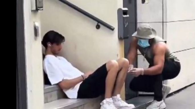 Condenan a influencer por simular pinchazos a desconocidos en la calle (VIDEO)