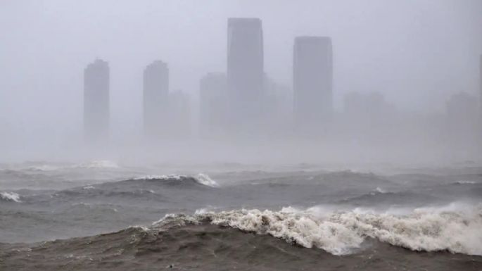 El tifón Matmo se fortalece y obliga a China a evacuar a 347 mil personas antes de tocar tierra.