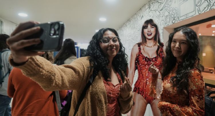 Fans mexicanos celebran el lanzamiento de “The Life of a Showgirl” de Taylor Swift