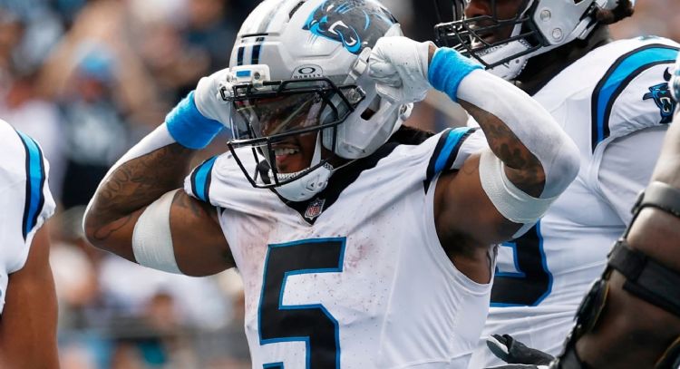 Bryce Young y Rico Dowdle ayudan a los Panthers a remontar para vencer a los Dolphins 27-24