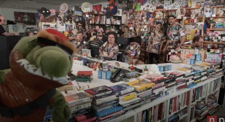 31 Minutos estrena Tiny Desk Concert con sátira crítica a las políticas de Trump (Video)
