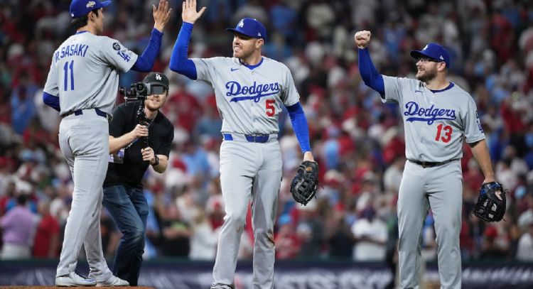 Snell brilla y el bullpen de Dodgers frena remontada de Filis para ganar 4-3 en el segundo juego