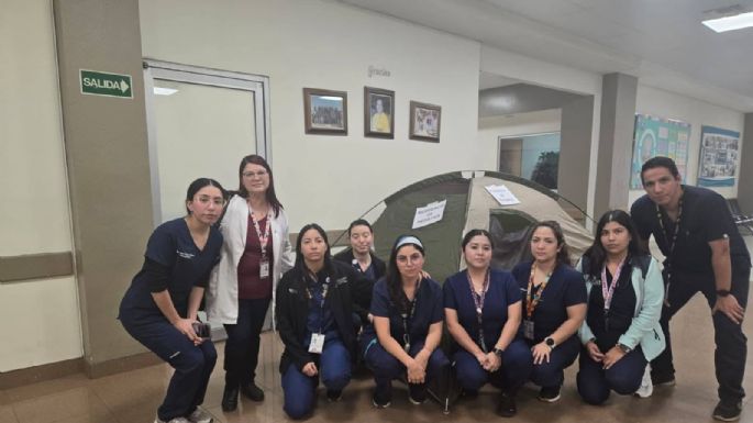 Ante falta de instalaciones dignas, pasantes del HG de Mexicali usan casas de campaña para descansar