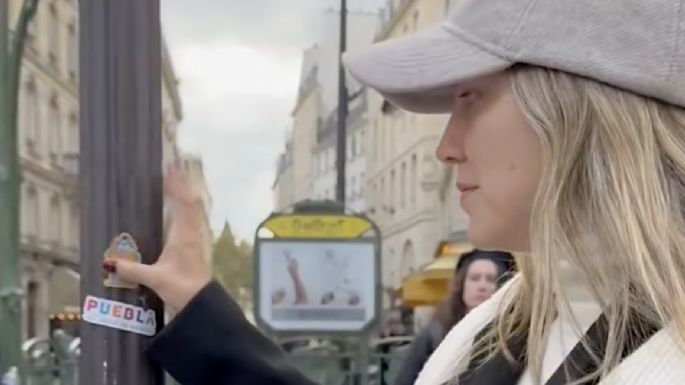 Critican a secretaria de Turismo de Puebla por pegar stickers en París (Video)