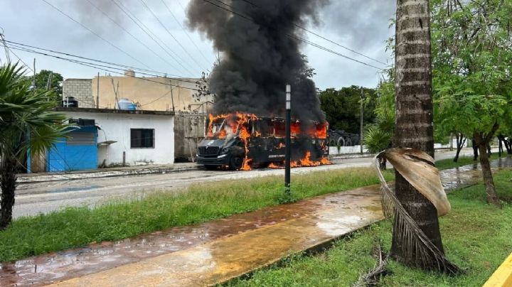 Invasores de terrenos queman autobús de la Policía de Playa del Carmen