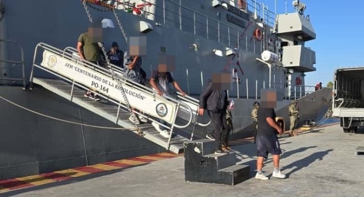 Rescatan a 17 personas en embarcación a la deriva en Playas de Rosarito