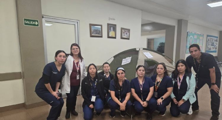 Ante falta de instalaciones dignas, pasantes del HG de Mexicali usan casas de campaña para descansar
