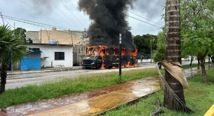 Invasores de terrenos queman autobús de la Policía de Playa del Carmen