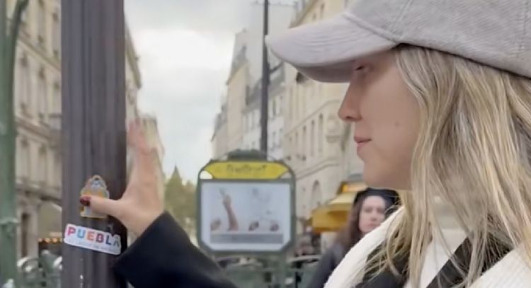 Critican a secretaria de Turismo de Puebla por pegar stickers en París (Video)