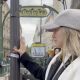 Critican a secretaria de Turismo de Puebla por pegar stickers en París (Video)