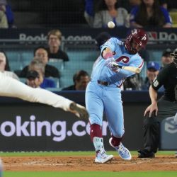 Schwarber se destapa con dos jonrones y los Filis vencen 8-2 a Dodgers para evitar la barrida