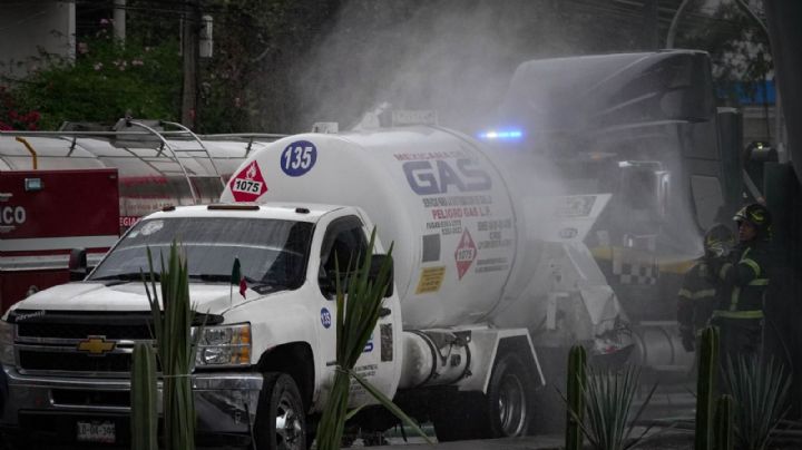Pipa choca y provoca fuga de gas en Tláhuac; bomberos controlan incidente