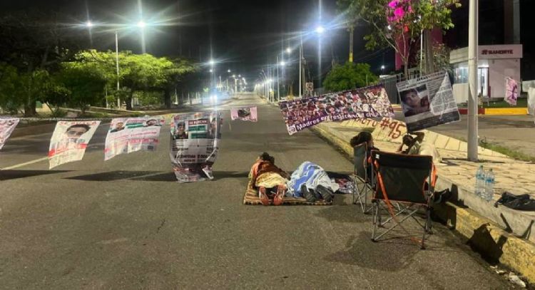 Madres en Resistencia mantienen plantón frente a la FGE Chiapas; denuncian desalojo violento