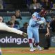 Schwarber se destapa con dos jonrones y los Filis vencen 8-2 a Dodgers para evitar la barrida