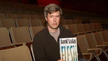 El escritor David Szalay gana el Premio Booker de ficción por su novela “Flesh”