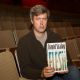 El escritor David Szalay gana el Premio Booker de ficción por su novela “Flesh”