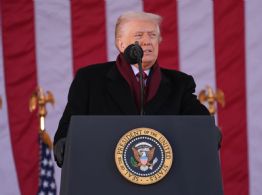 Trump acusa a demócratas de "desviar la atención" con el caso Epstein