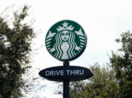 Miles de trabajadores de Starbucks inician huelga en concurrido Día del Vaso Rojo