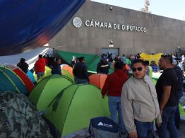 La CNTE instala plantón en inmediaciones de la Cámara de Diputados