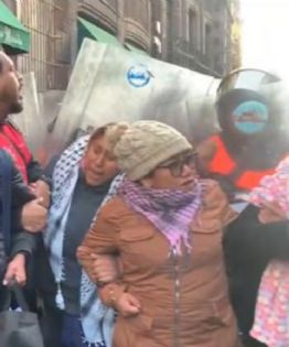 Maestros de la CNTE cercan Palacio Nacional; fueron dispersados con extintores (Video)