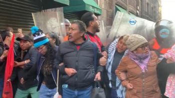 Maestros de la CNTE cercan Palacio Nacional; fueron dispersados con extintores (Video)