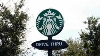Miles de trabajadores de Starbucks inician huelga en concurrido Día del Vaso Rojo